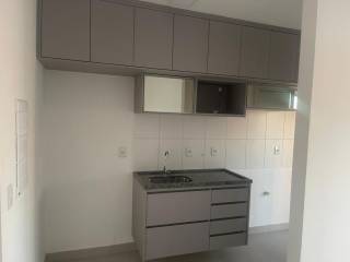 Belo apartamento com 2 quartos no Edifício Villagio Calábria.