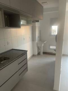 Belo apartamento com 2 quartos no Edifício Villagio Calábria.