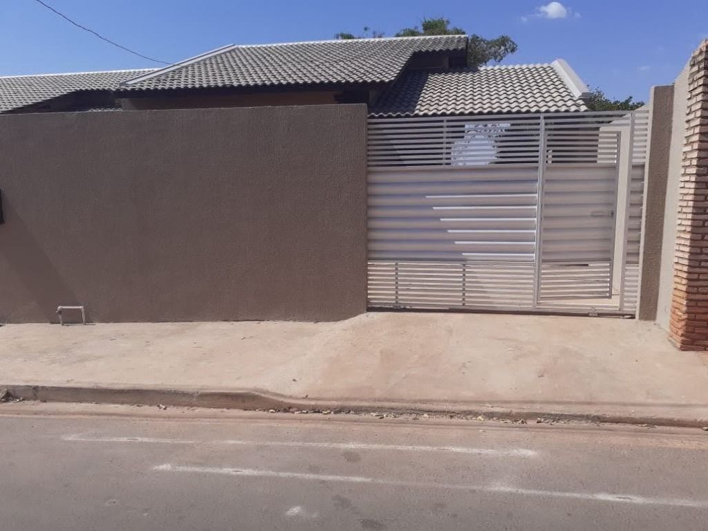 Casa localizada a poucos metros a Avenda Julio Campos !