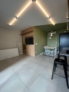 Belo apartamento com uma suíte.