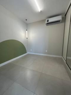 Belo apartamento com uma suíte.