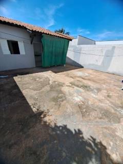 Ótima casa com 2 quartos.