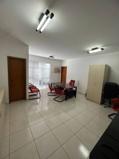 Sala comercial com 32 m².