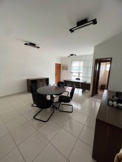 Sala comercial com 32 m².