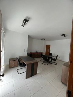 Sala comercial com 32 m².