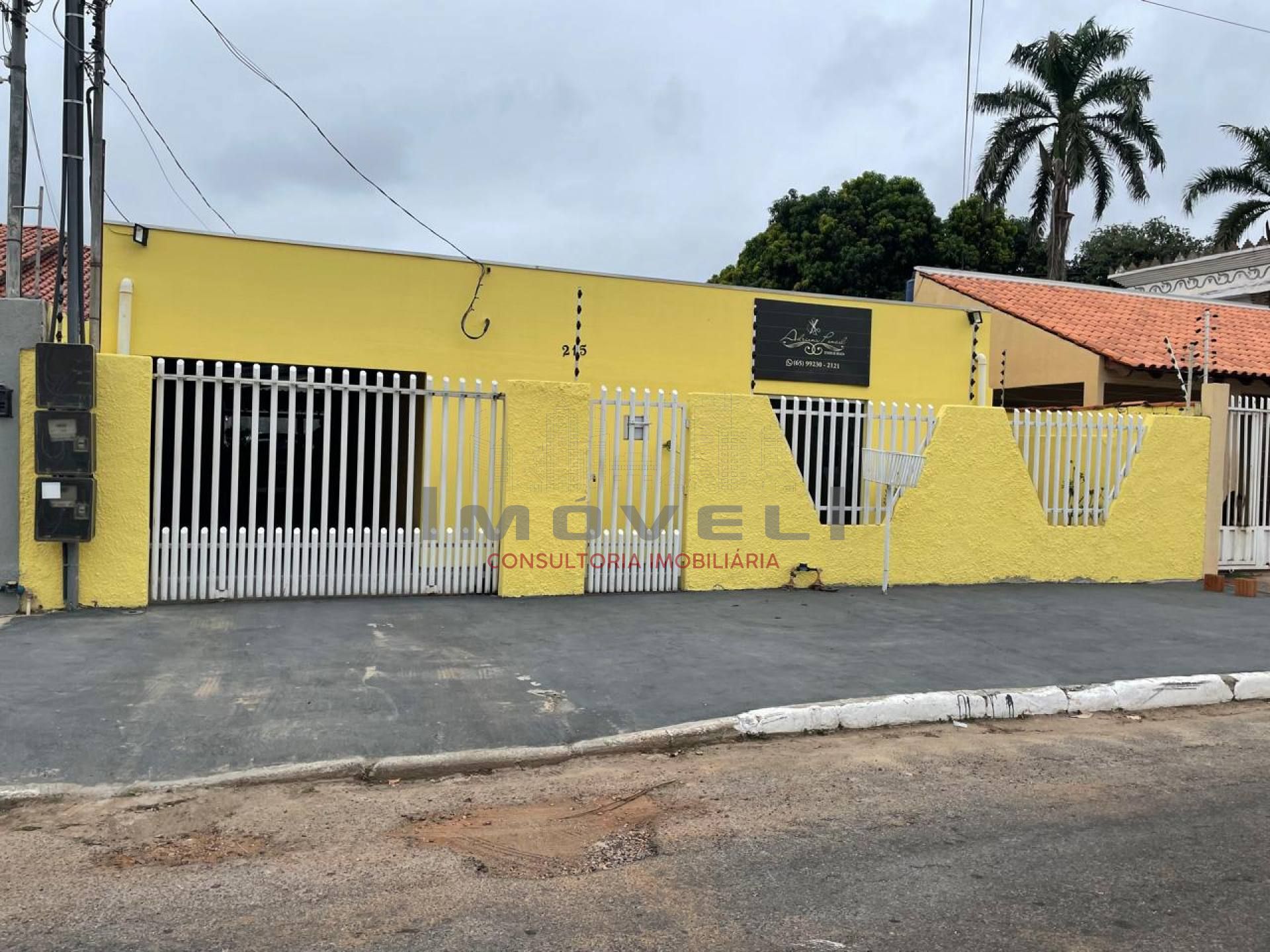 Linda casa com 3 quartos integrada com um ponto comercial.