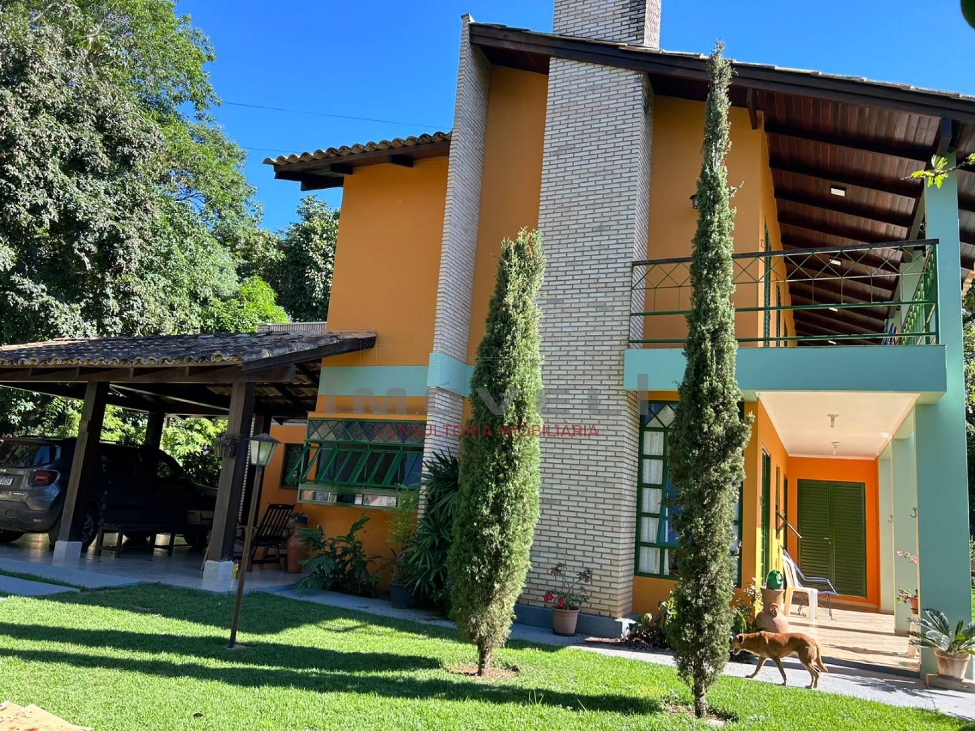 Belo sobrado com 6 quartos.