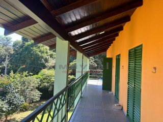 Belo sobrado com 6 quartos.