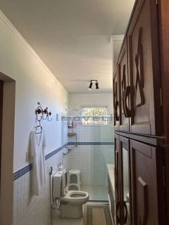 Belo sobrado com 6 quartos.