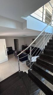 Belo sobrado com 4 quartos.