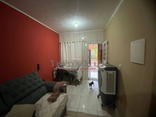Ótima casa com 2 quartos.