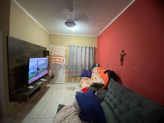 Ótima casa com 2 quartos.