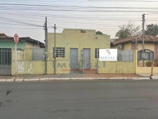Uma casa de 4 quartos e 3 kitnet de 1 quarto à venda !!!
