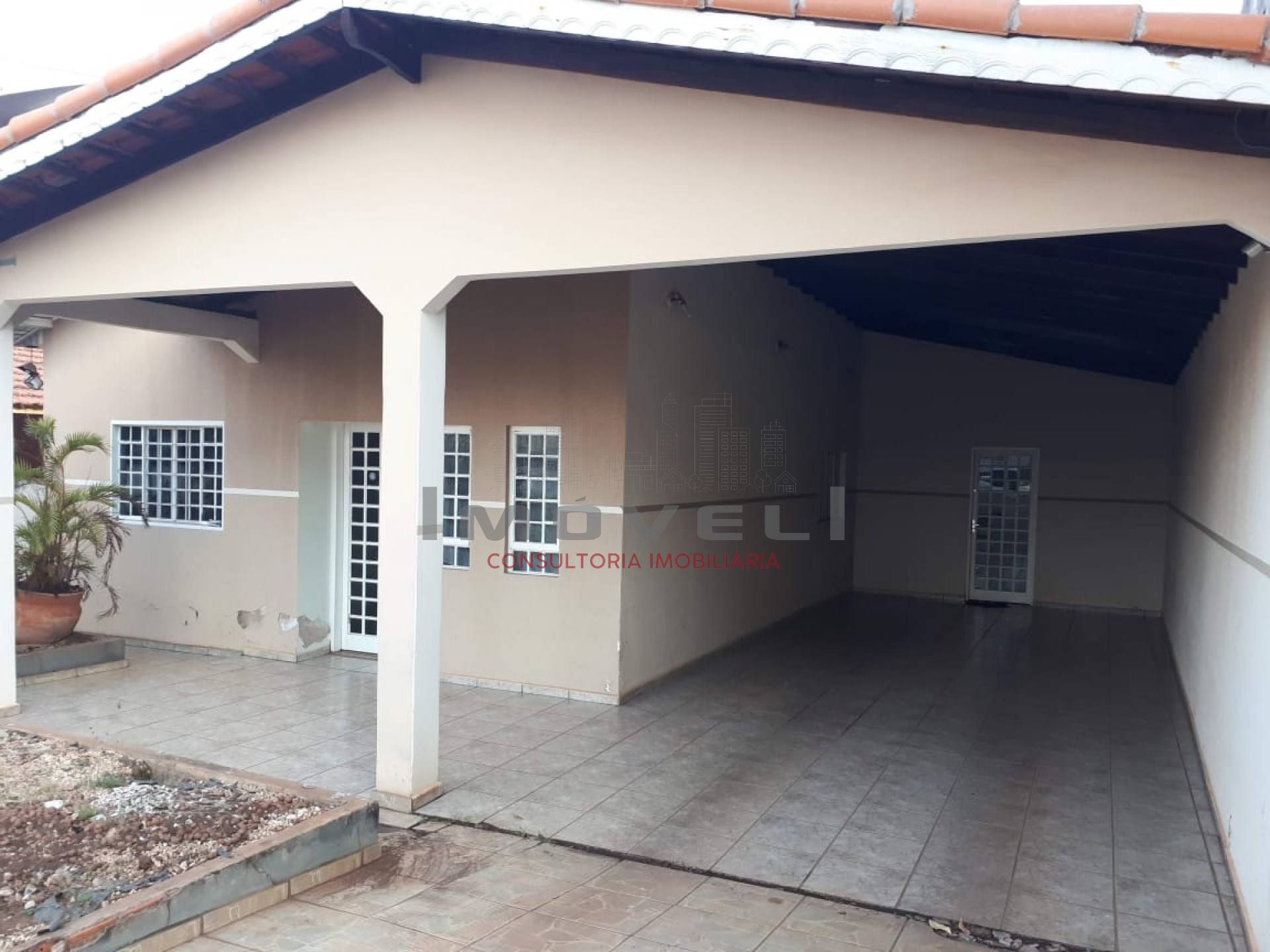 Casa Espaçosa com 3/4, 2 Suítes, Garagem p/ 3 Carros e Piscina