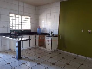 Casa Espaçosa com 3/4, 2 Suítes, Garagem p/ 3 Carros e Piscina