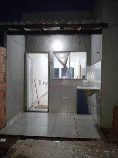 Casa Com 2/4 e Área de Serviço Coberta