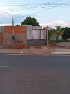 Casa Com 2/4 e Área de Serviço Coberta