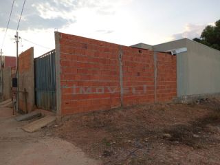 Casa Com 2/4 e Área de Serviço Coberta