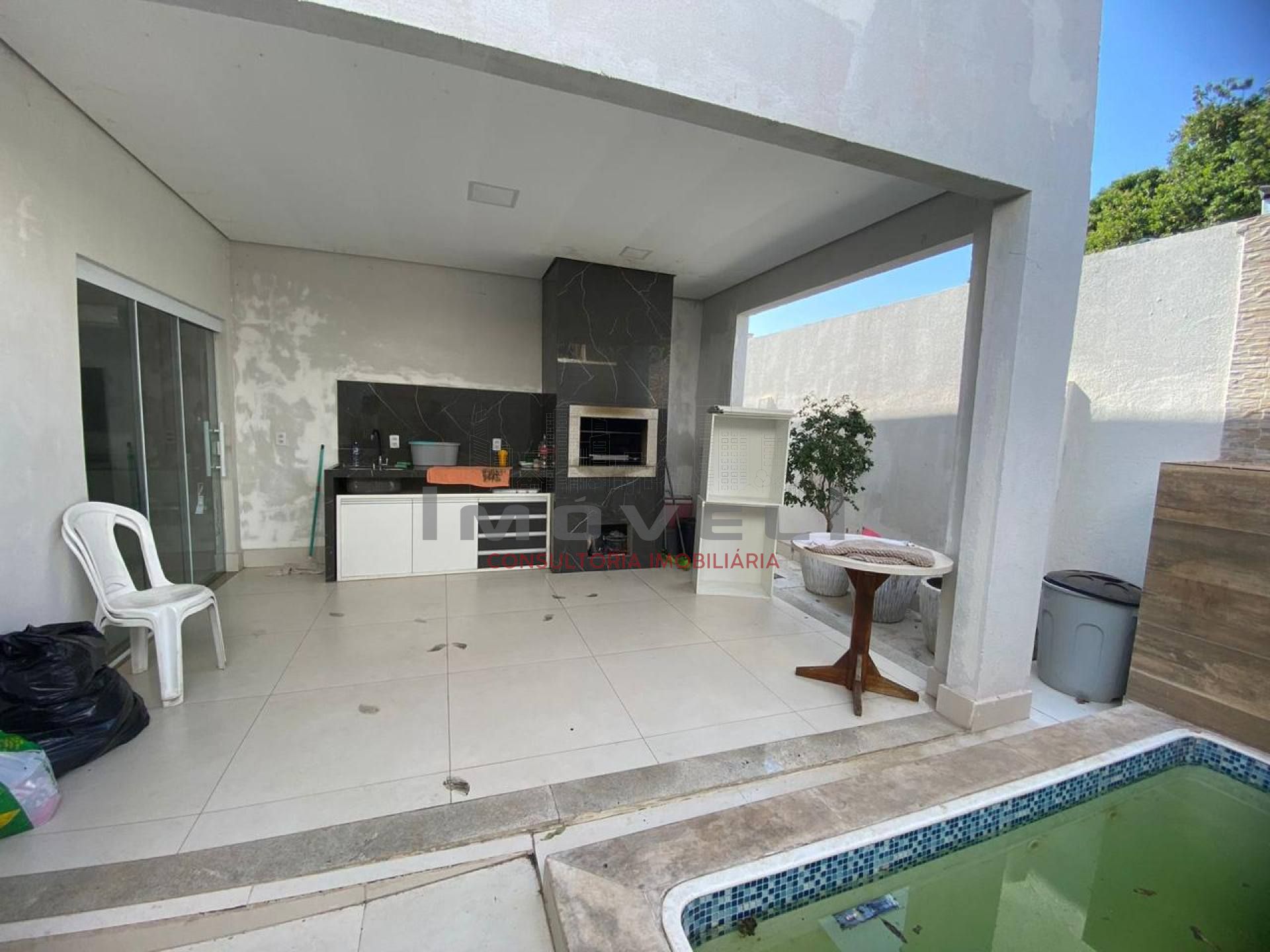 Casa com 2/4 e 1 Suite, com Garagem p/ 2 Carros