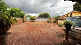 Ampla, arejada e com duas frentes! Casa à venda no Jardim Glória