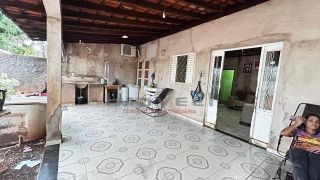 Ampla, arejada e com duas frentes! Casa à venda no Jardim Glória