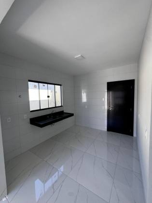 LINDA CASA NO BAIRRO ICARAI SENDO 3 QUARTOS-SALA-COZINHA-BANHEIRO SOCIAL-AREA DE SERVIÇO COBERTA