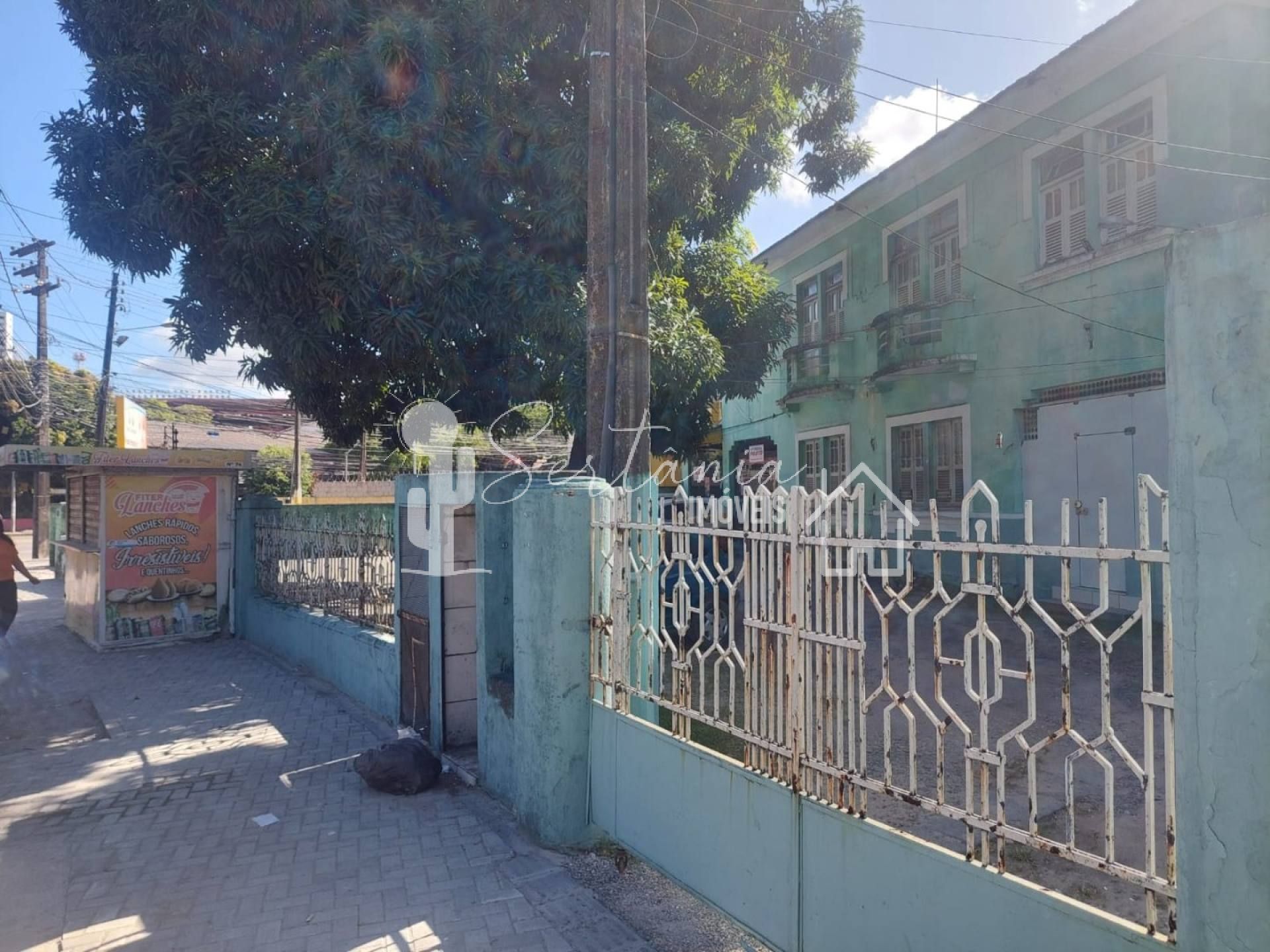 Venda de casa comercial na Madalena.