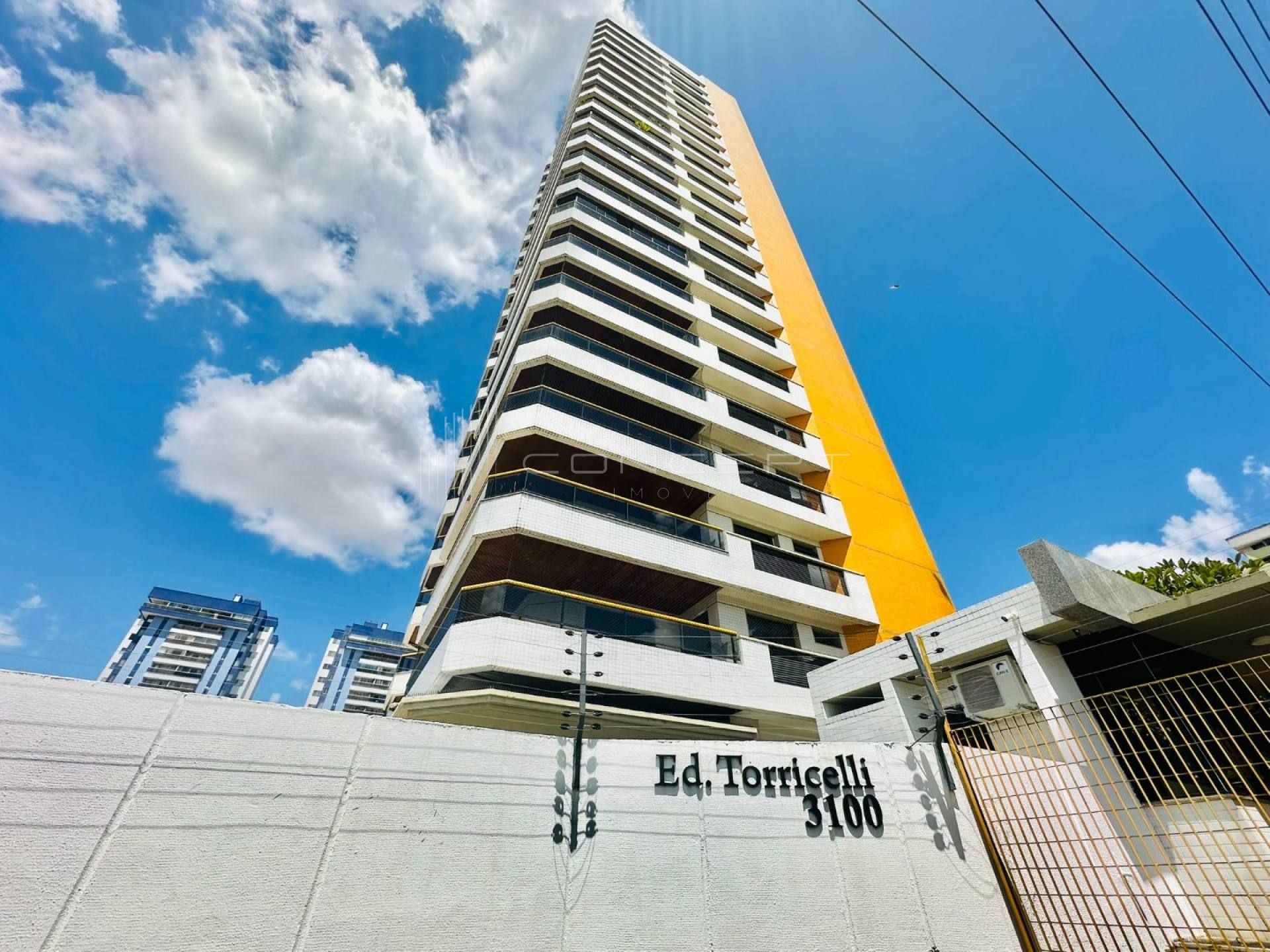 Apartamento no bairro Frei Serafim no Ed. Torricelli - 1 por andar