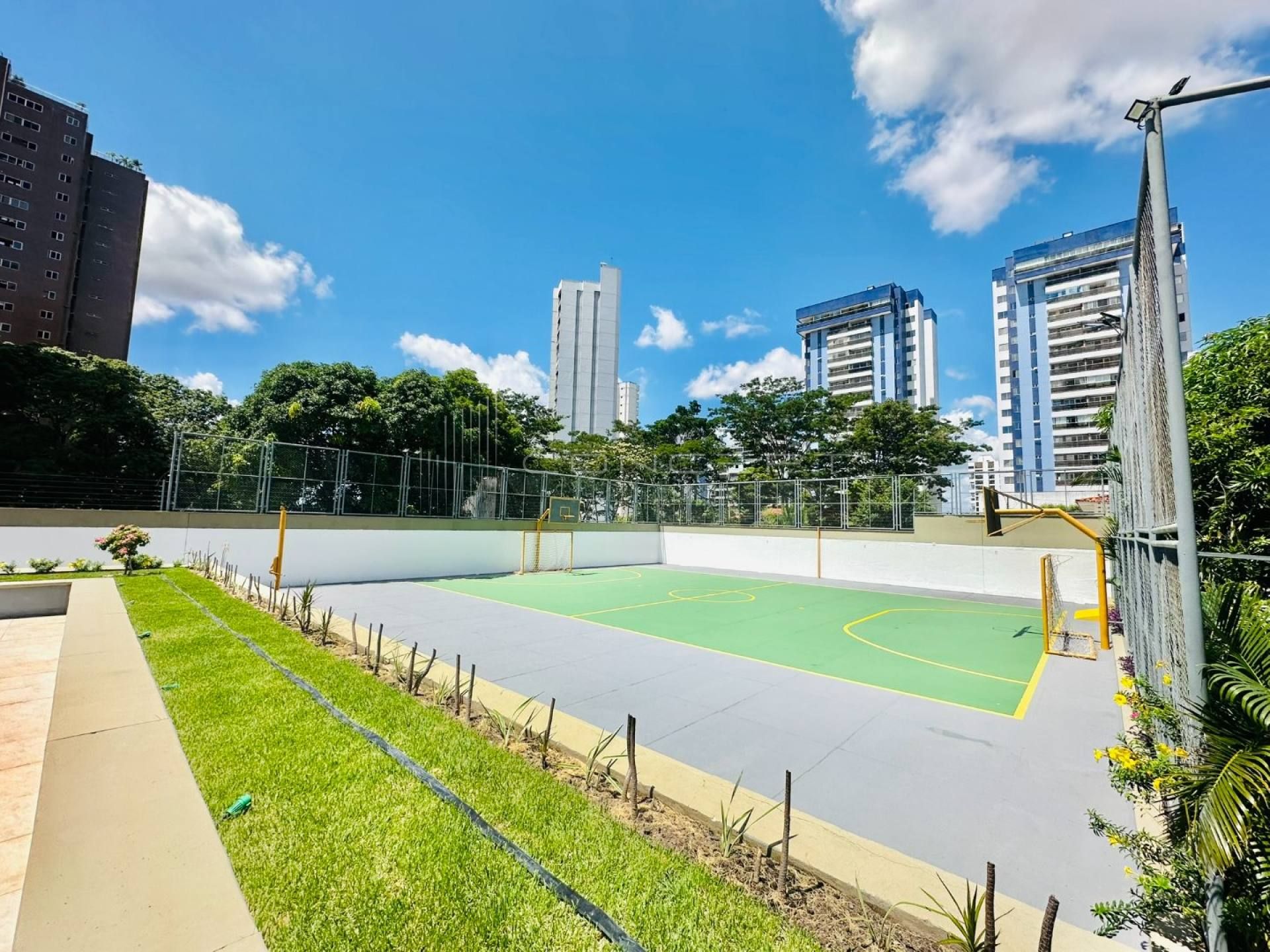 Apartamento no bairro Frei Serafim no Ed. Torricelli - 1 por andar