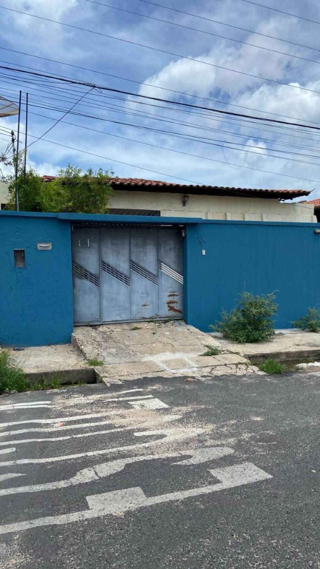 Casa com 03 quartos (01 suíte) no Saci.