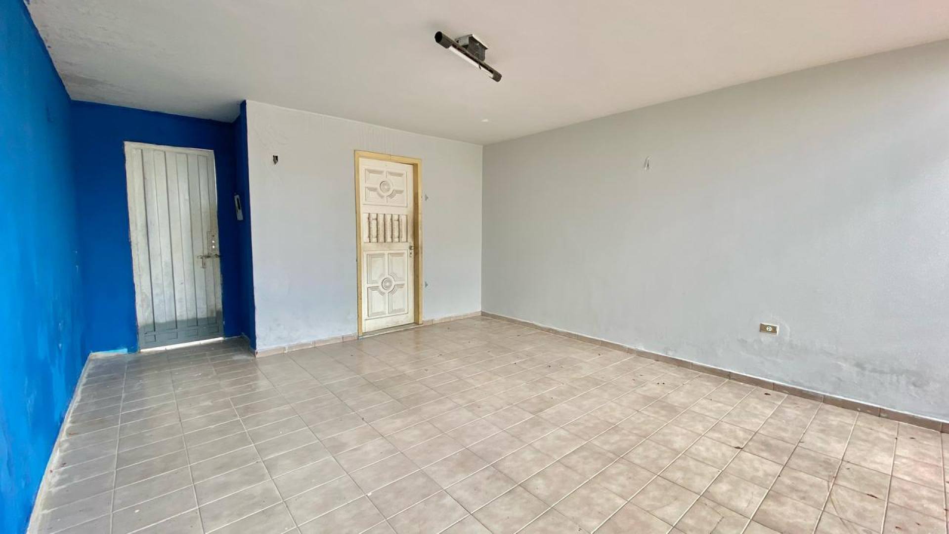 Casa com 03 quartos (01 suíte) no Saci.