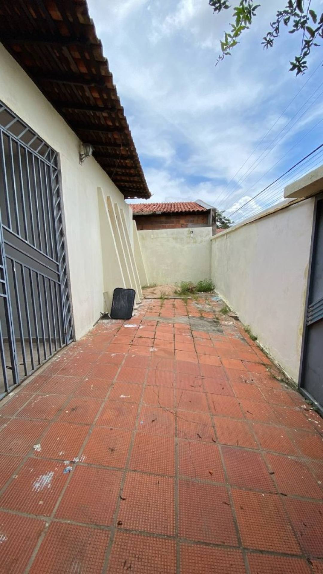 Casa com 03 quartos (01 suíte) no Saci.