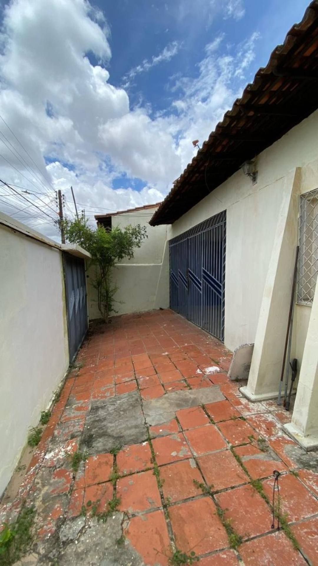 Casa com 03 quartos (01 suíte) no Saci.