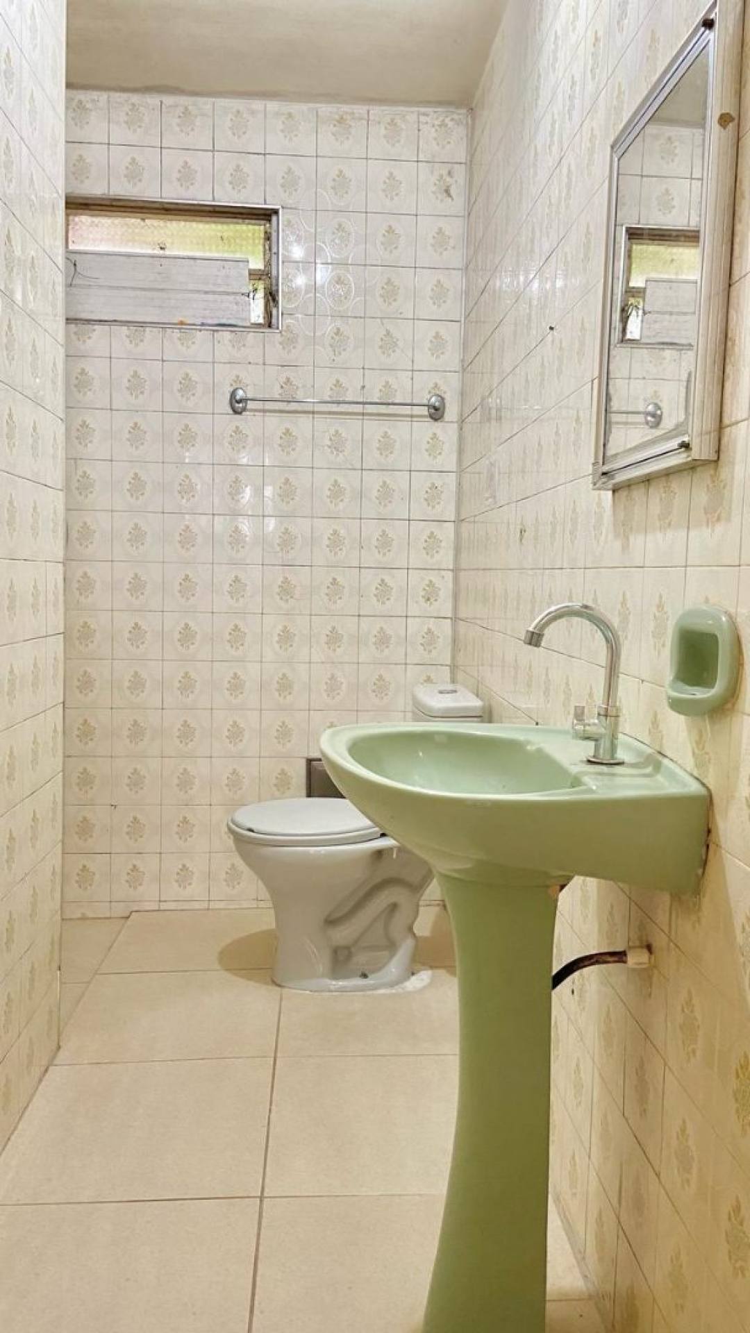 Casa com 03 quartos (01 suíte) no Saci.