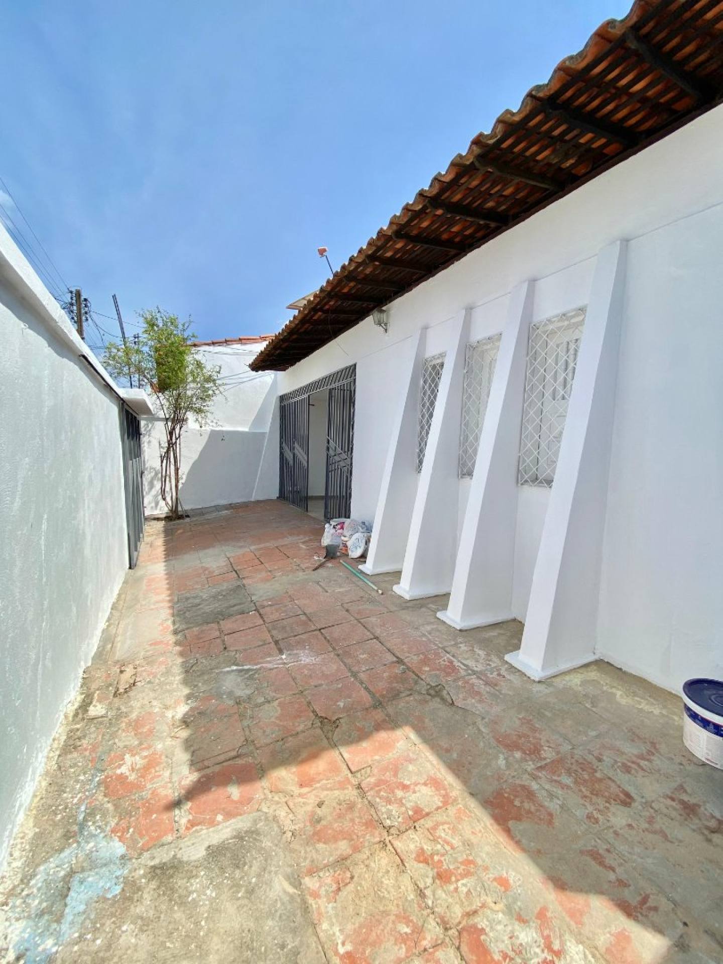 Casa com 03 quartos (01 suíte) no Saci.