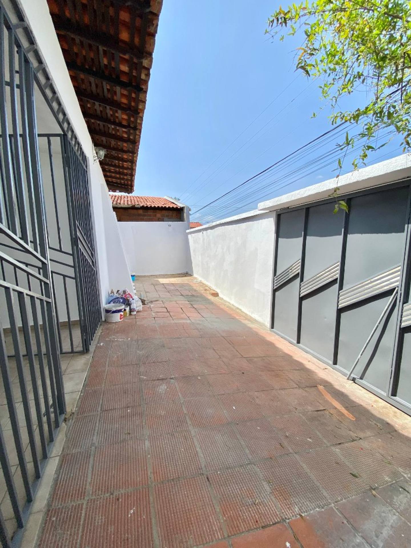 Casa com 03 quartos (01 suíte) no Saci.