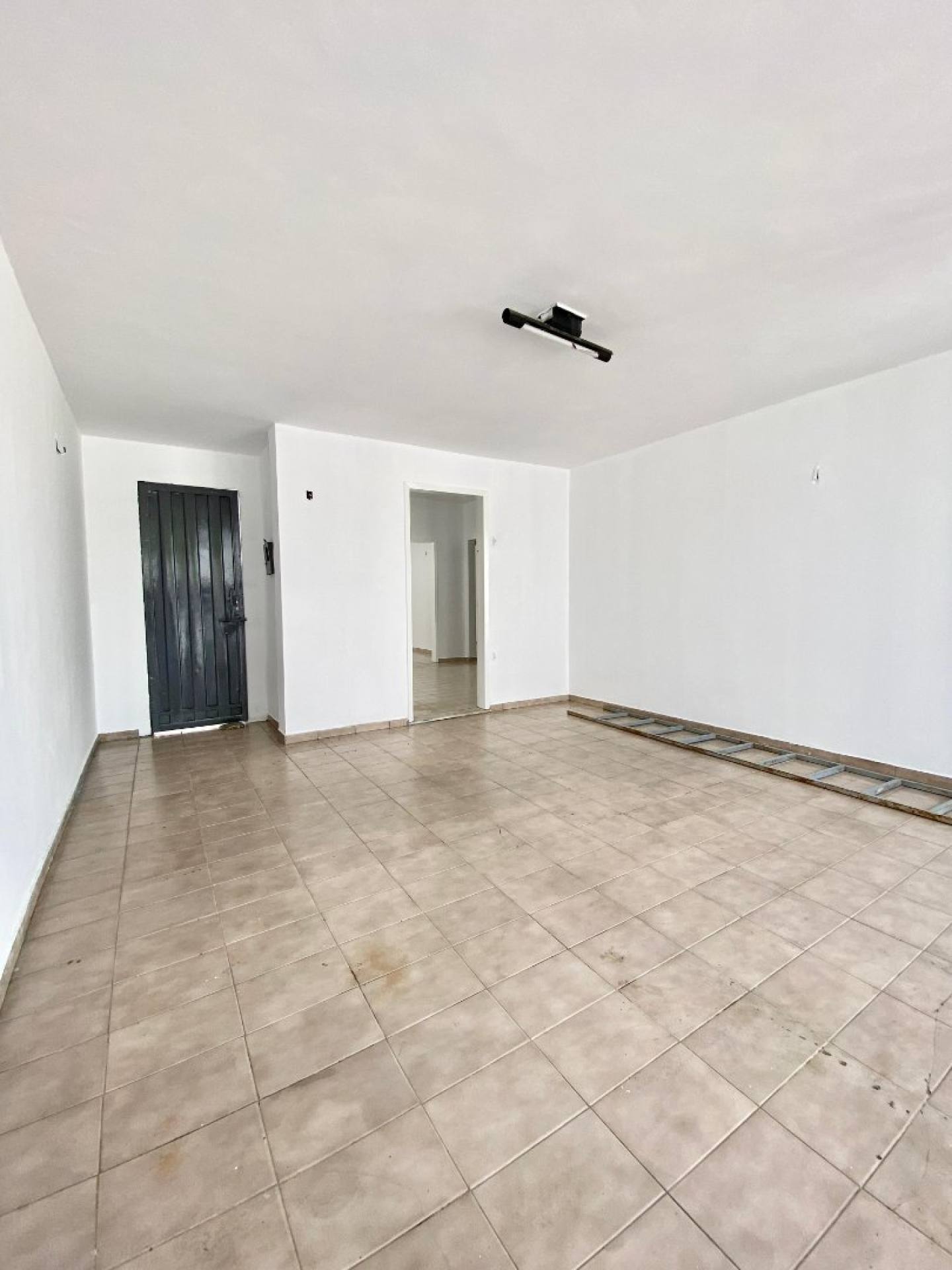 Casa com 03 quartos (01 suíte) no Saci.