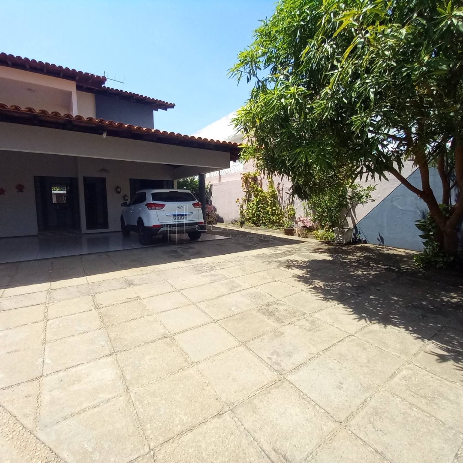 Casa Duplex no Ininga, Zona Leste, com 5 quartos e garagem para até 07 carros.
