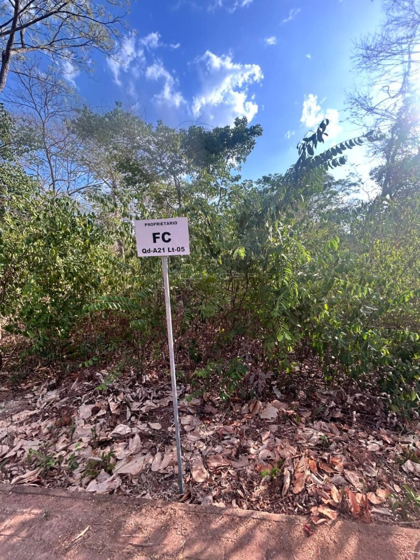 LOTE DE ESQUINA COM 875m² NA FAZENDA REAL