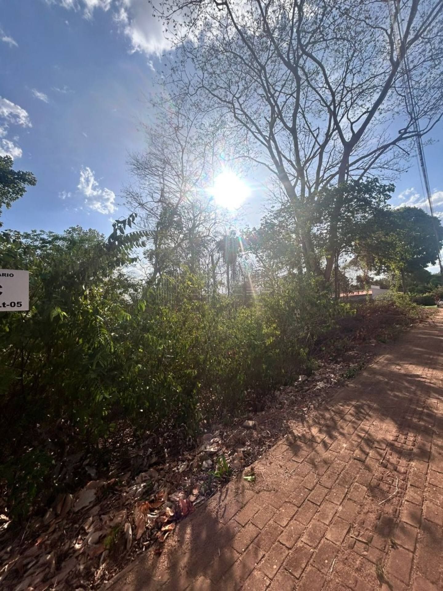 LOTE DE ESQUINA COM 875m² NA FAZENDA REAL