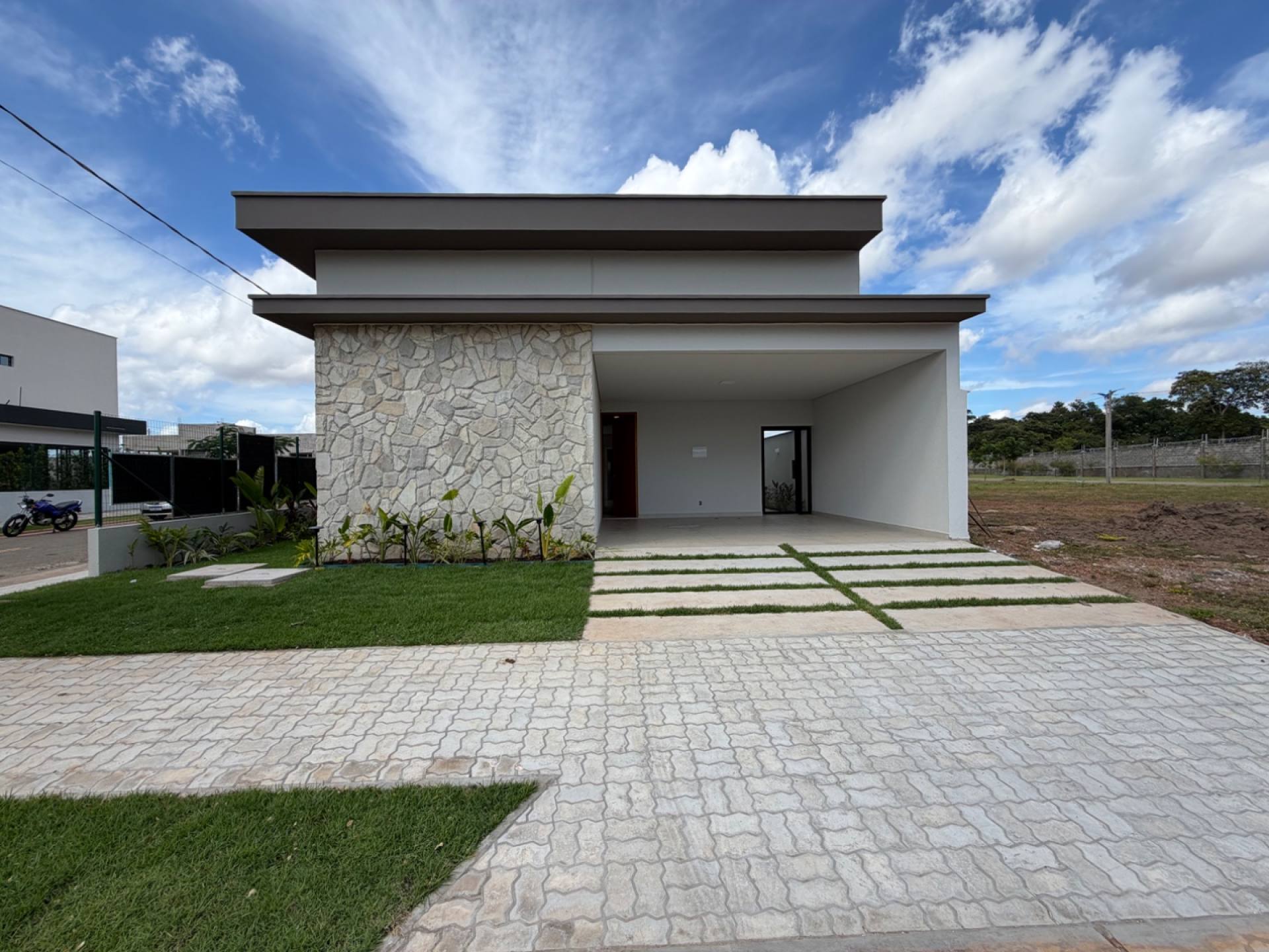Casa Térrea no Condomínio Petrópolis