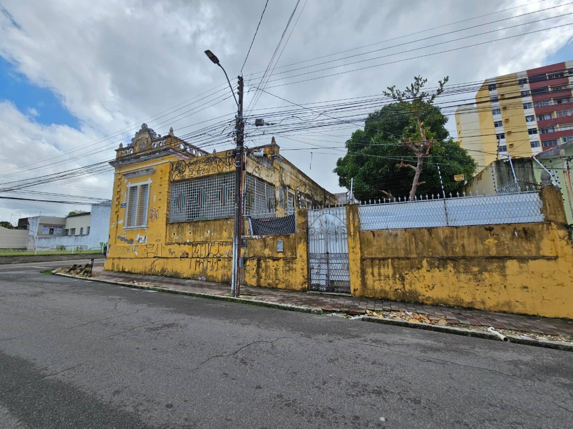 Casa de Esquina no Centro