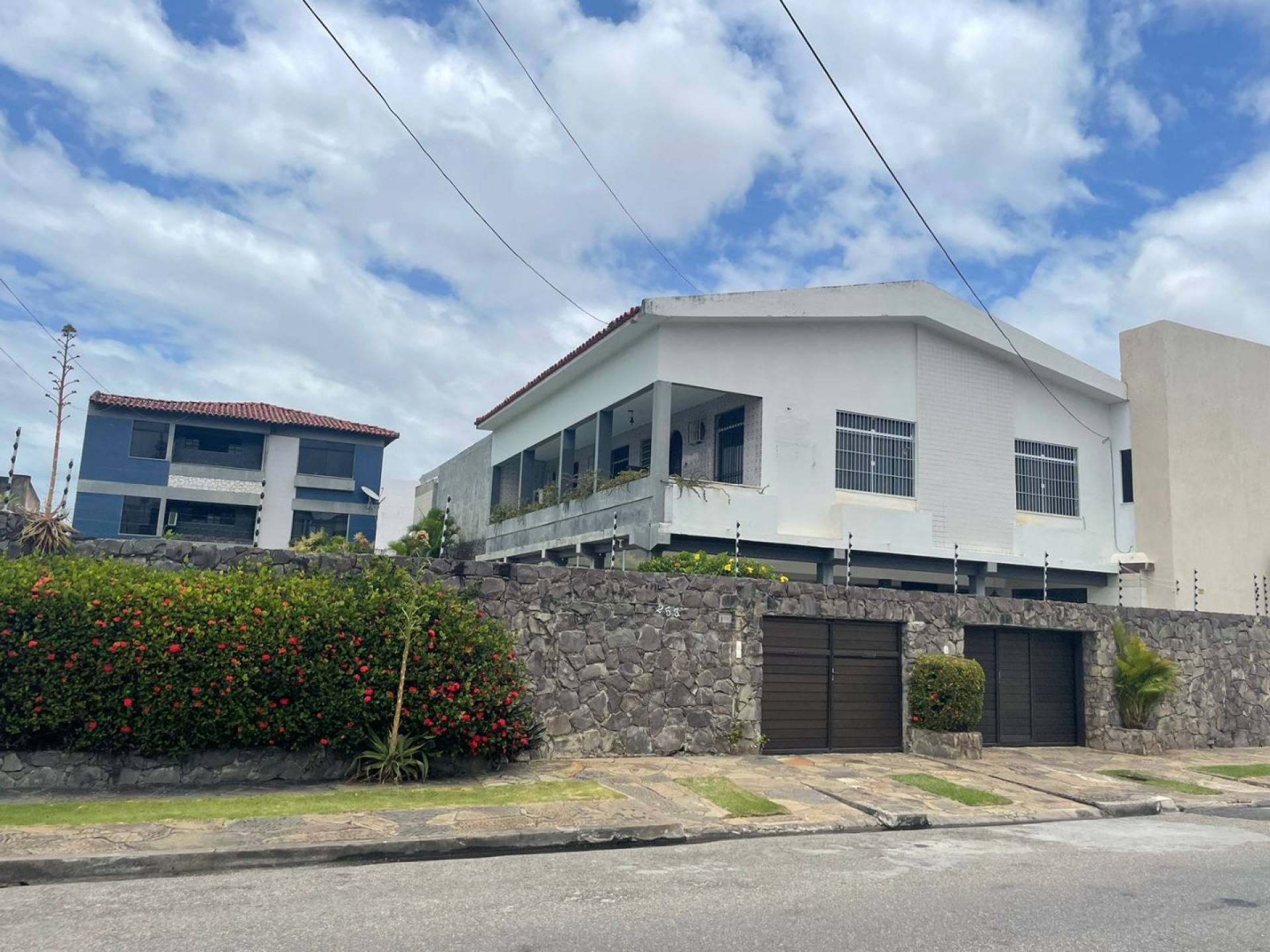Prédio Comercial com Casa Residencial no Salgado Filho
