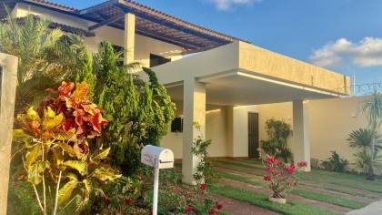 Casa Duplex com Piscina no Cond. Alamedas do Sol