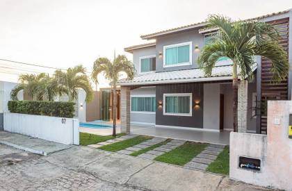 Casa Duplex com Piscina no Cond. Rota do Sol