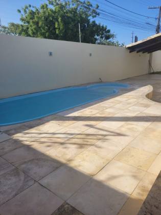 Casa de Esquina com Piscina na Aruana