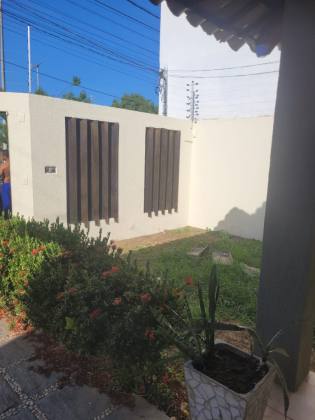 Casa de Esquina com Piscina na Aruana