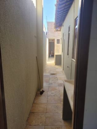 Casa de Esquina com Piscina na Aruana