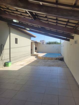 Casa de Esquina com Piscina na Aruana