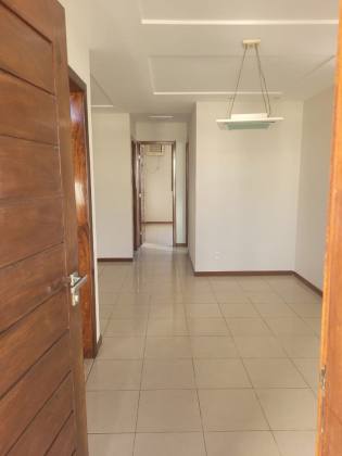 Casa de Esquina com Piscina na Aruana